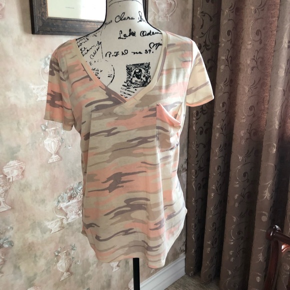 NWT CAMO POCKET TEES IN BLUSH BY SOCIALITE - Picture 3 of 6